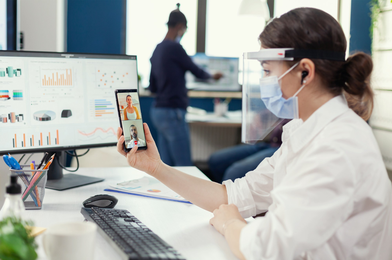 https://dkk4qeqny48s0.cloudfront.net/wp-content/uploads/2024/11/Why-Is-Real-Time-Data-Essential-in-Healthcare-IoT-Solutions-1.png